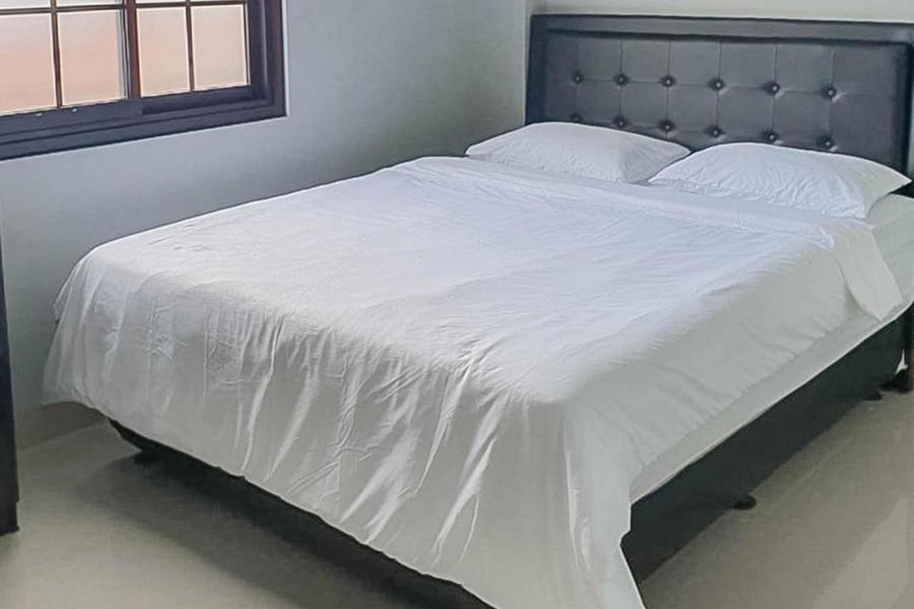 Mahkota Residence Mitra Reddoorz Karawang Exteriör bild