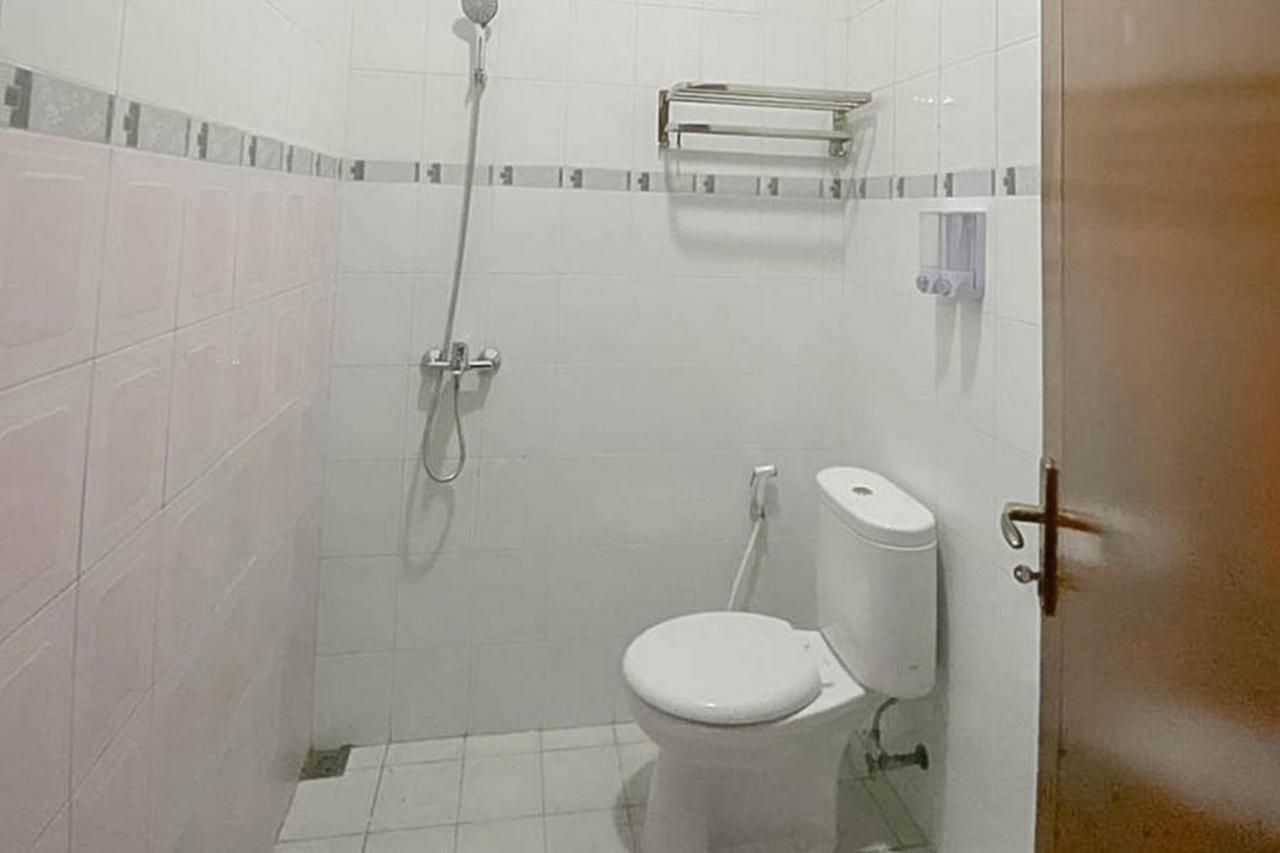 Mahkota Residence Mitra Reddoorz Karawang Exteriör bild