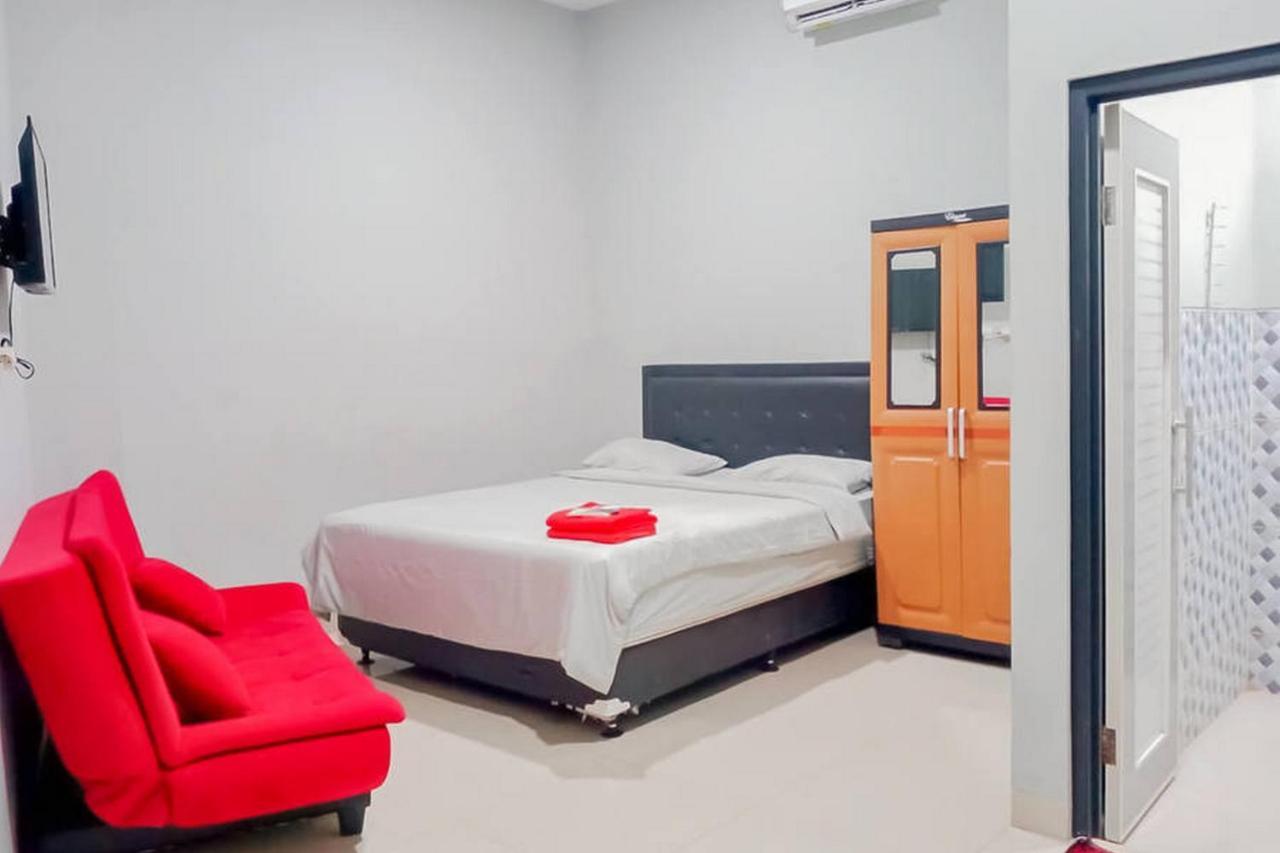 Mahkota Residence Mitra Reddoorz Karawang Exteriör bild